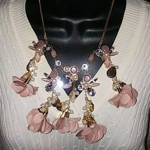 BNWOT INC PRL.Pink Petal BIB statement necklace
